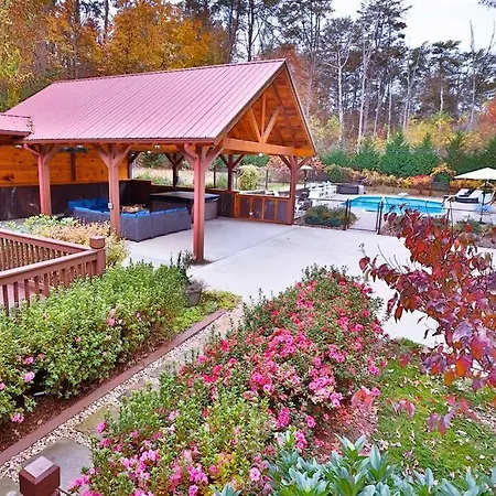 Luxury Cabin With Heated Pool, Hot